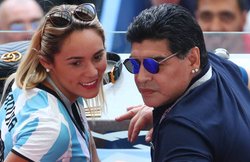 FIFA World Cup 2018: अनजान महिला को चूमते अर्जेंटीना के दिग्‍गज फुटबॉलर माराडोना कैमरे में कैद