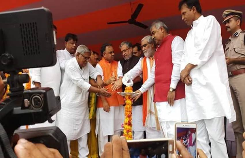 फोटो - कांवड़ियों के सावन मेले का उदघाटन करते मंत्रियों का समूह।