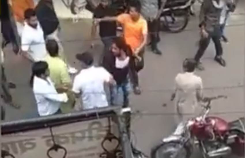 गाजियाबाद में तहसील के बाहर युवक को पीटते लोग। फोटो- वीडियो स्‍क्रीनशॉट 