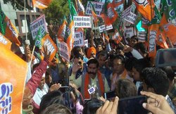 बीजेपी एमएलए ने कहा- गोतस्कर पकड़ो तो पीट कर पेड़ से बांध दो, तब पुलिस को बताओ