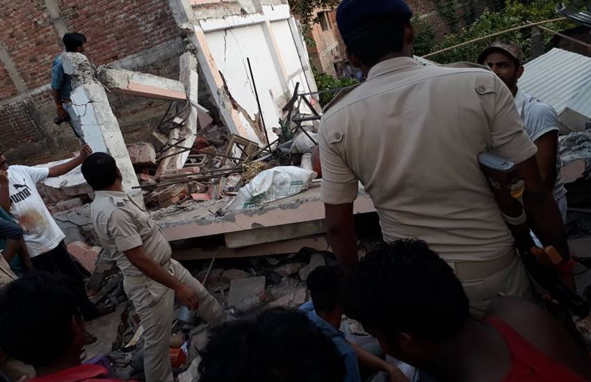 तहकीकात जारी है। मलबा हटाने का काम चल रहा है। चश्मदीदों के मुताबिक मृतकों की संख्या में इजाफा हो सकता है। तहकीकात जारी है। मलबा हटाने का काम चल रहा है। चश्मदीदों के मुताबिक मृतकों की संख्या में इजाफा हो सकता है।