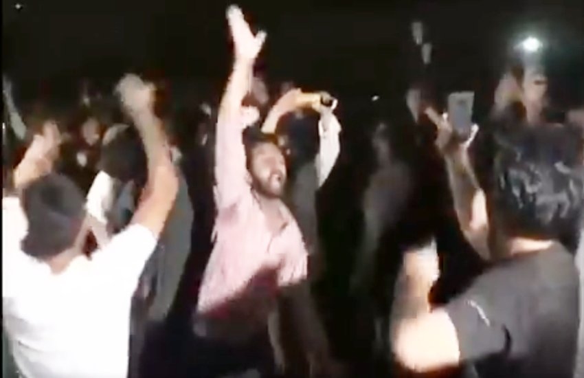 पाकिस्तान में आर्मी हेडक्वार्टर के बाहर लगे नारे (फोटो सोर्स- वीडियो स्क्रीनशॉट)