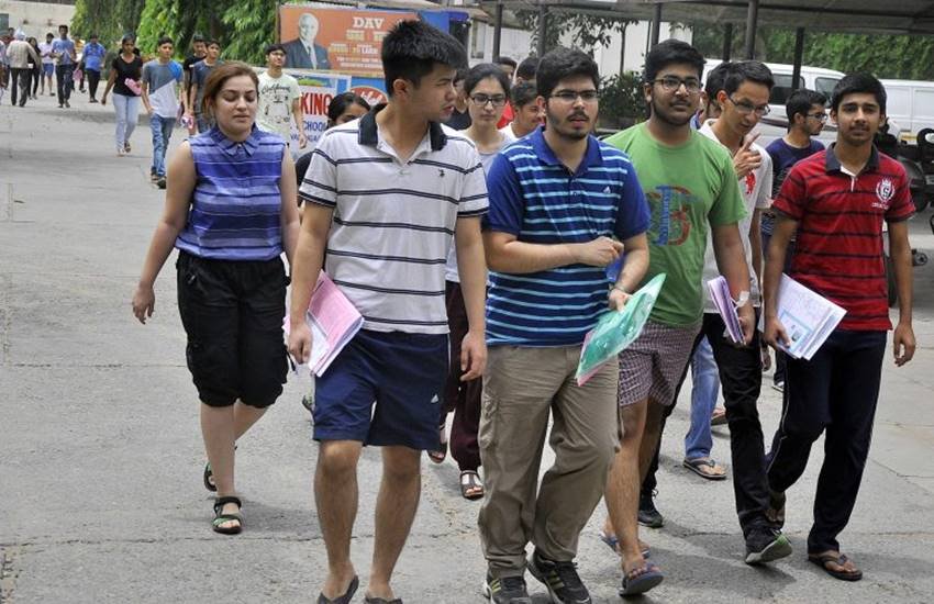 JEE Main 2019 Exam Date, Application Form: स्टूडेंट्स दोनों में से किसी एक या दोनों में स्कोर करता है तो उसका बेस्ट स्कोर माना जाएगा। (Express Photo by Sahil Walia)