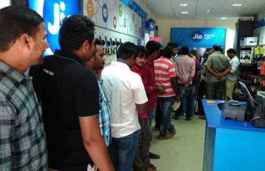 JioFi cashback offer के लिए आपको नई डिवाइस खरीदनी होगी और साथ में नया जियो पोस्टपेड सिम भी लेना होगा।