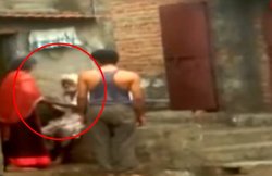 70 साल के नेत्रहीन शख्स को पत्नी-बेटे ने पीटा, फिर घर से धकियाया; वीडियो वायरल