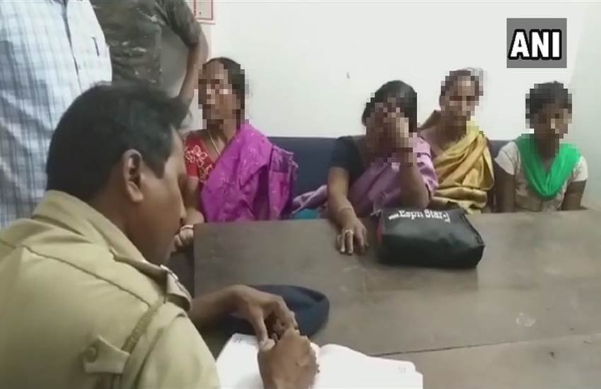 पुलिस स्‍टेशन मेें आपबीती सुनाती भीड़ से बचाई गई महिलाएं। फोटो- ANI 