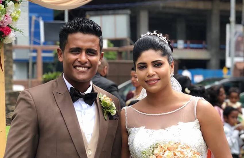 अपनी पत्नी के साथ श्रीलंकाई क्रिकेटर जेफ्री वेंडरसे (Photo : Twitter/Vandersay) अपनी पत्नी के साथ श्रीलंकाई क्रिकेटर जेफ्री वेंडरसे (Photo : Twitter/Vandersay)