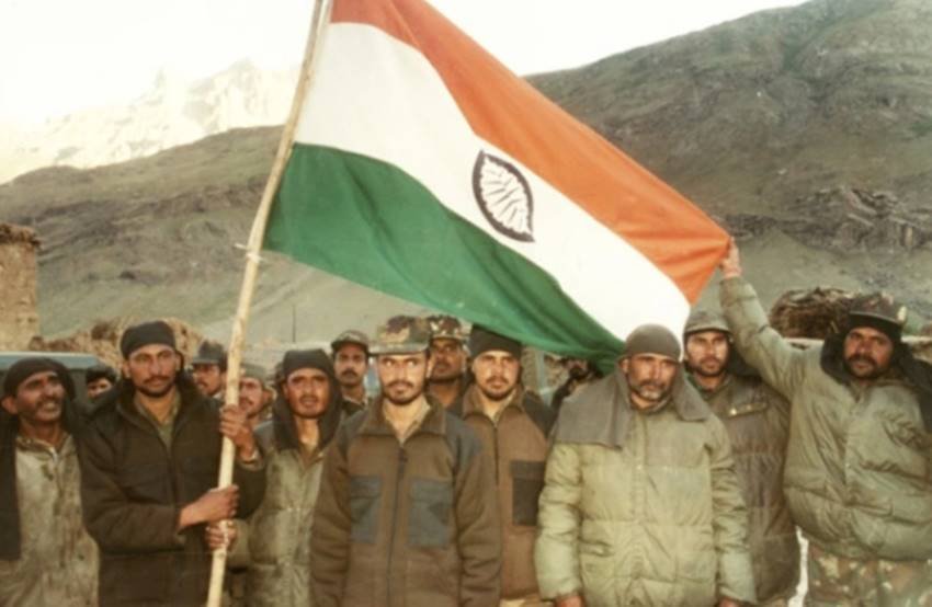 टाइगर हिल से लौटने के बाद भारतीय जवान। (Express archive photo on 18.07.1999)