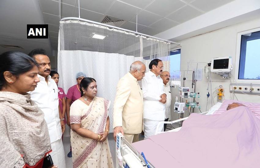 बीमार करुणानिधि को देखने पहुंचे उपराष्‍ट्रपति वेंकैया नायडू। (Photo : ANI)