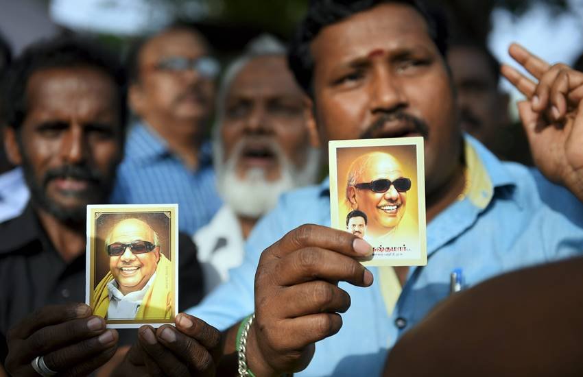 करुणानिधि के हजारों समर्थक कावेरी अस्‍पताल के बाहर जमा हैं। (Photo : PTI)