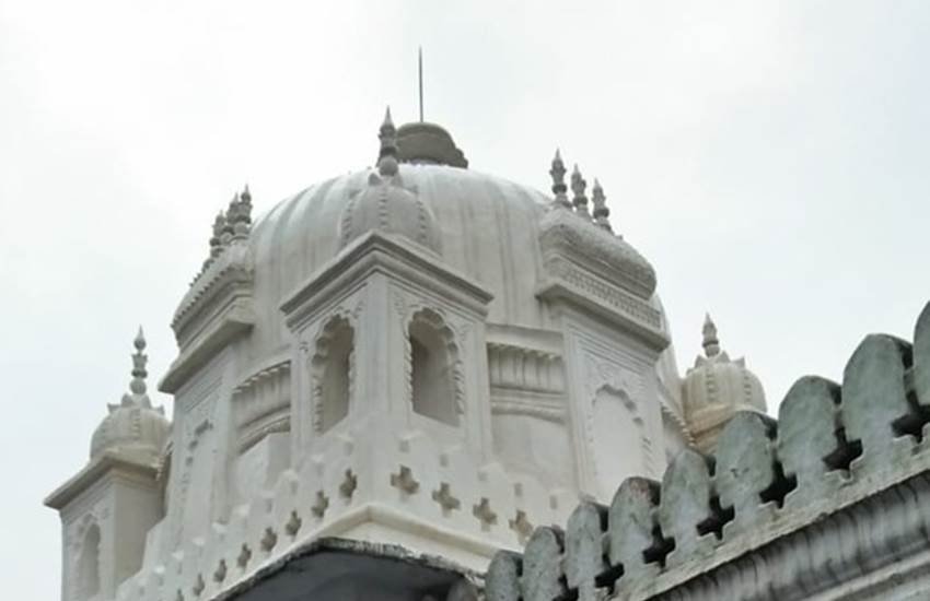 शिवपुरी जिले के खनियाधाना में मंदिर से चोरी हुआ कलश। फोटो- फेसबुक 