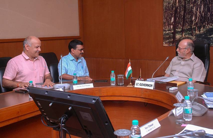 8 जुलाई, 2017 को उप-राज्यपाल अनिल बैजल के साथ बैठक करते दिल्ली के मुख्यमंत्री अरविंद केजरीवाल और उप-मुख्यमंत्री मनीष सिसोदिया। (Photo: PTI) 8 जुलाई, 2017 को उप-राज्यपाल अनिल बैजल के साथ बैठक करते दिल्ली के मुख्यमंत्री अरविंद केजरीवाल और उप-मुख्यमंत्री मनीष सिसोदिया। (Photo: PTI)