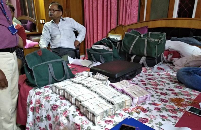 यूपी की राजधानी लखनऊ में आयकर विभाग के द्वारा जब्त की गई काली संपत्ति। फोटो- ANI