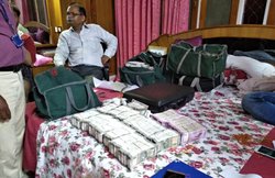 लखनऊ में छापा: 100 किलो सोना, 10 करोड़ कैश बरामद