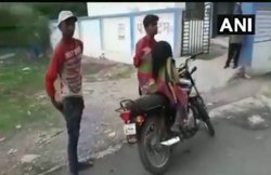 सरकारी एंबुलेंस नहीं मिली, पोस्‍टमॉर्टम के लिए बाइक पर मां की लाश लेकर गया युवक