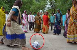 MP: महिलाओं को नहीं मिली मजदूरी तो CM शिवराज को बना दिया ‘फुटबॉल’