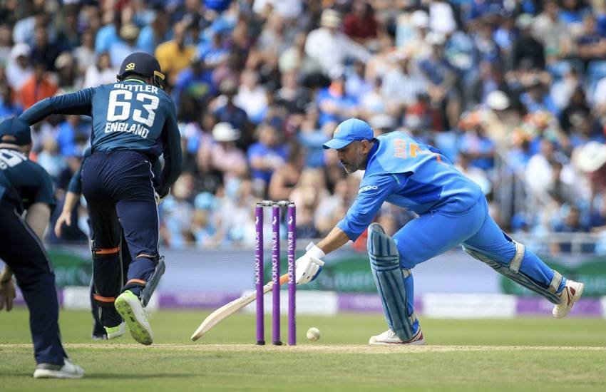 आखिरी वनडे के दौरान महेंद्र सिंह धोनी। (Photo: AP)