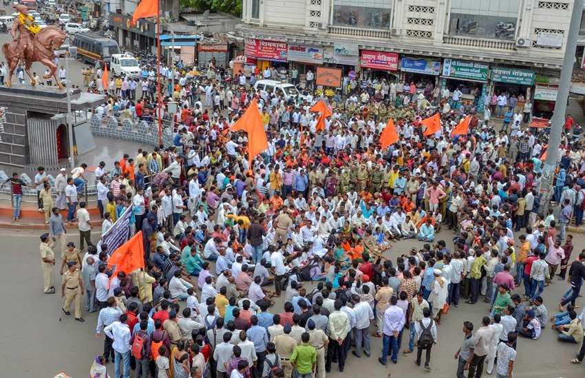 आरक्षण की मांग को लेकर प्रदर्शन करते मराठा समुदाय के लोग (फोटो सोर्स- पीटीआई)