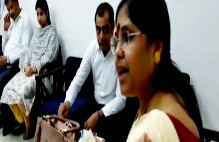 सम्मान न मिलने पर महिला आयोग की सदस्य बिफरीं (फोटो सोर्स- वीडियो स्क्रीनशॉट)
