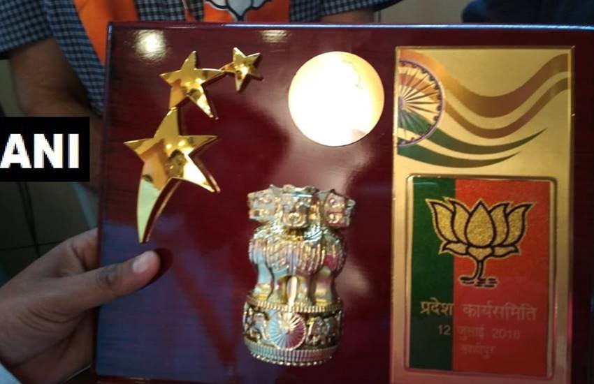 उत्तराखंड में बीजेपी कार्यसमिति की बैठक में कथित तौर पर अशोक चक्र वाले स्मृति चिन्ह बांटे गए। (फोटो- एएनआई)