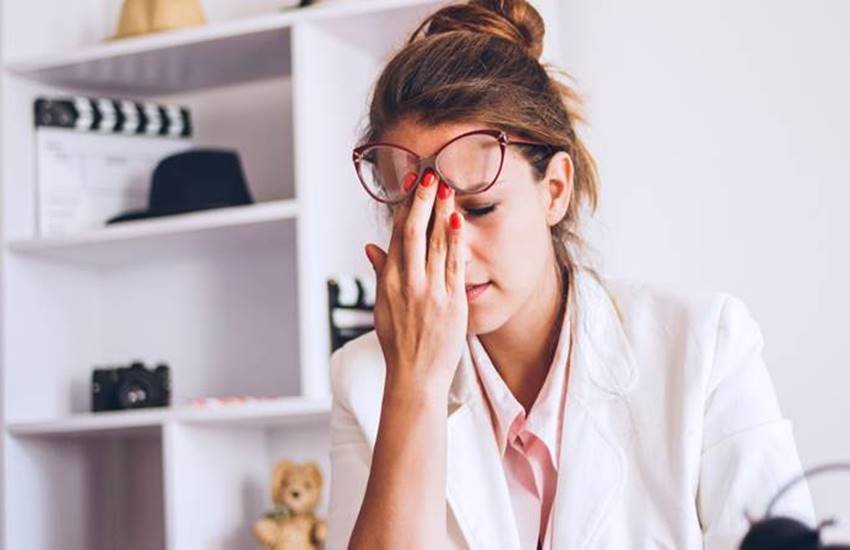 महिलाओं में माइग्रेन की समस्या का एक कारण पीरियड्स भी होते हैं। महिलाओं में माइग्रेन की समस्या का एक कारण पीरियड्स भी होते हैं।