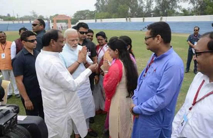 पीएम नरेंद्र मोदी और सीएम रघुबर दास के साथ, एम्‍स अस्‍पताल, दिल्‍ली की पूर्व रिसर्च फैलाे और भाजपा नेता मिसफि़का। फोटो- Twitter