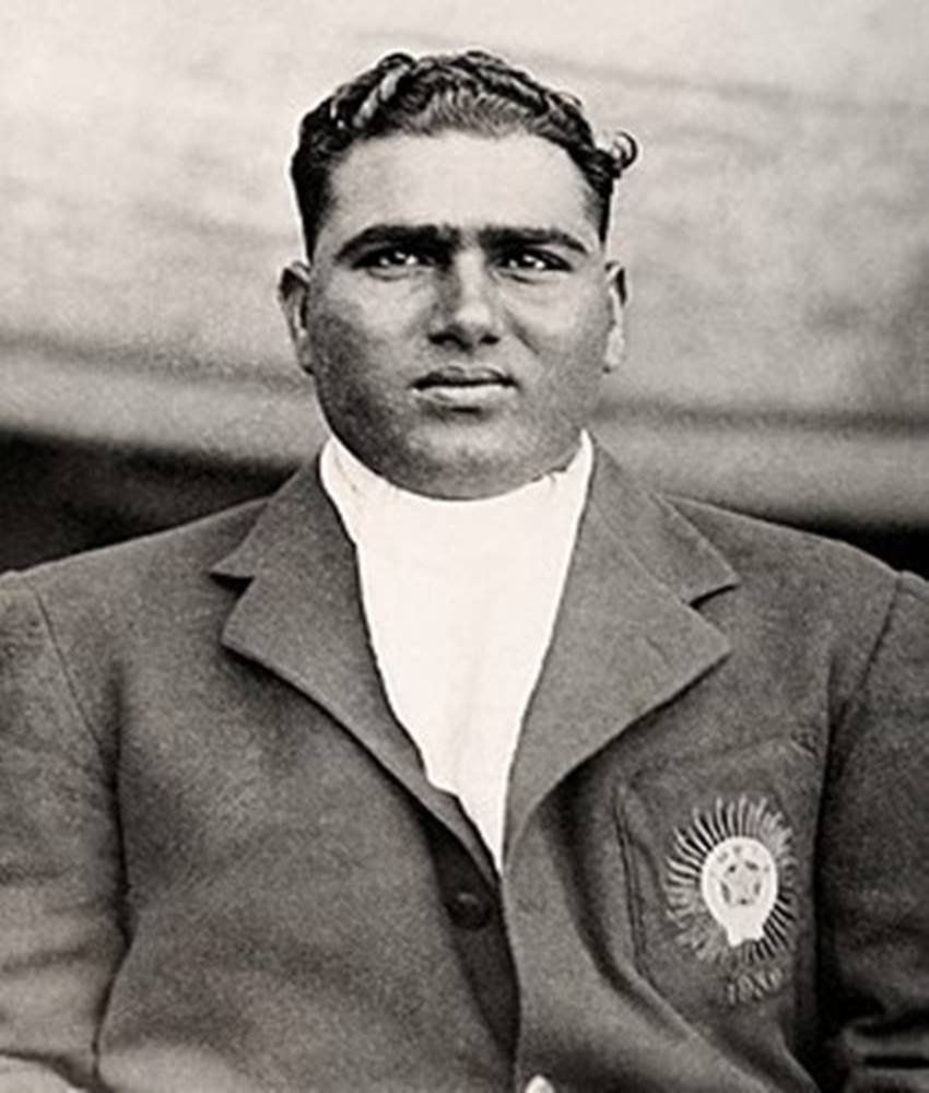 मोहम्मद निसार : 25 जून 1932 में लॉडर्स के मैदान पर भारतीय टीम ने इंग्लैंड के खिलाफ अपना पहला टेस्ट मैच खेला था। इस मैच में टीम की कप्तानी सीके नायडू कर रहे थे, भारत 158 रनों से इस मुकाबले को हार गया था। भारतीय टीम भले ही इस मैच को हार गई हो, लेकिन मोहम्मद निसार ने अपनी गेंदबाजी से सभी को प्रभावित किया। उन्होंने इस मैच में 135 रन देकर 6 विकेट हासिल किए और भारत की ओर से पहले 5 या उससे अधिक विकेट लेने वाले गेंदबाज भी बने। निसार को आज भी उनकी गेंदबाजी के लिए याद किया जाता है। (फोटो सोर्स- विकिपीडिया)