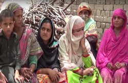 पाकिस्तान: महिलाओं को वोट नहीं डालने देते उनके मर्द, मतदान किया तो भरे बाजार होती है पिटाई