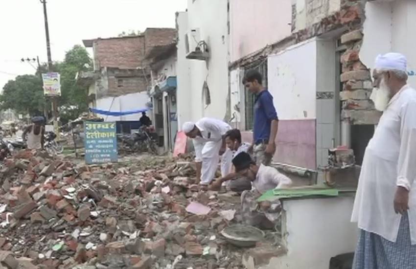 कुंभ मेले की तैयारियों के अंतर्गत यहां सड़क चौड़ीकरण का कार्य किया जा रहा है, जिसके लिए मस्जिदों की दीवारें ढहाई गई हैं। (फोटोः ANI)