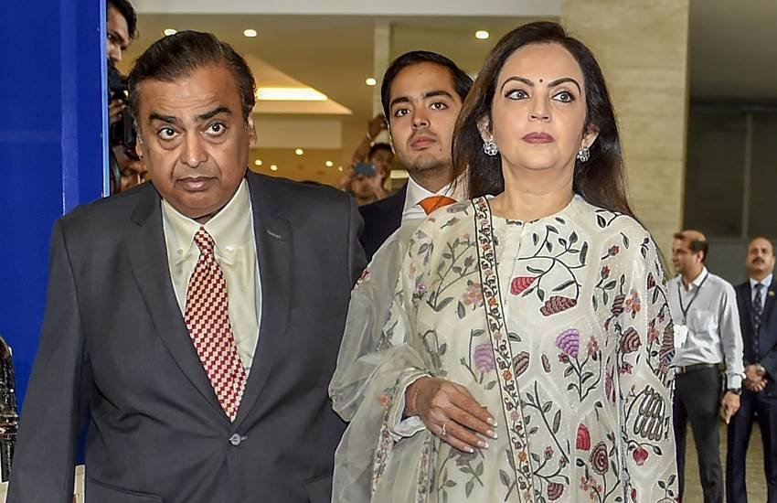 रिलायंस इंडस्‍ट्रीज की 41वीं सालाना आम बैठक में हिस्‍सा लेने जाते कंपनी के चेयरमैन मुकेश अंबानी और पत्‍नी नीता अंबानी। (Photo: PTI)