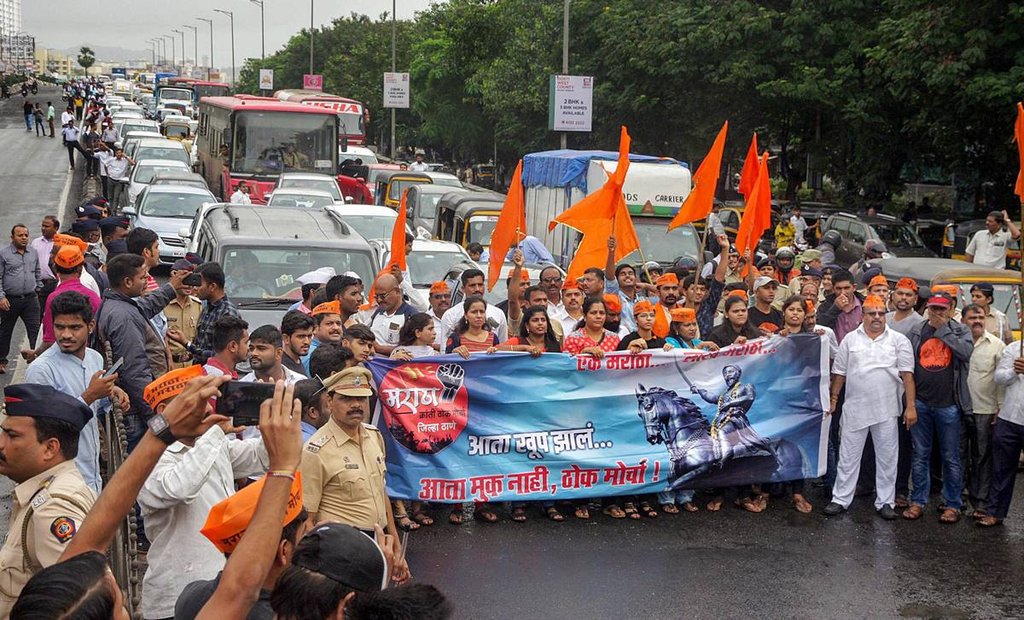 ठाणे में प्रदर्शन करते मराठा समुदाय के लोग। (Photo : PTI)