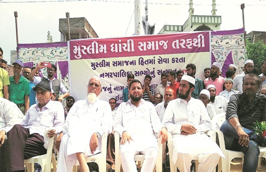 बीजेपी के खिलाफ वोट देने वाले पार्षदों के साथ मुस्लिम घांची समाज के सदस्य (एक्सप्रेस फोटो)
