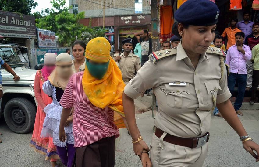 सरकार द्वारा वित्‍त पोषित शेल्‍टर होम से बच्चियों को बाहर निकालती पुलिस। (PTI File Photo)