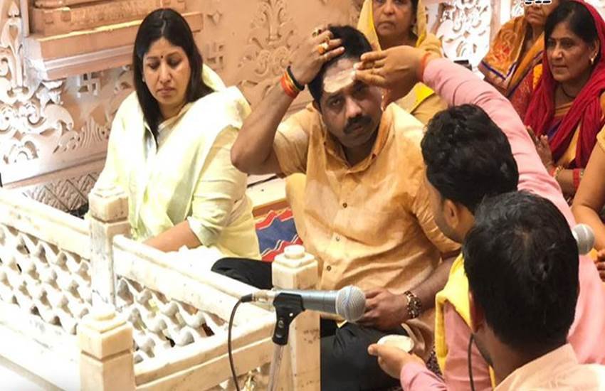 अपनी पत्‍नी मेयर अभिलाषा गुप्‍ता के साथ रुद्राभिषेक के दौरान कैबिनेट मंत्री नंद गोपाल गुप्‍ता नंदी। फोटो- Facebook