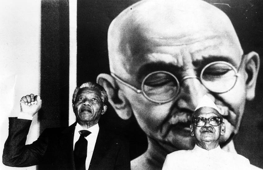 1994 में इंदिरा गांधी नेशनल स्टेडियम में आयोजित एक कार्यक्रम में पूर्व उपराष्ट्रपति एसडी शर्मा के साथ नेल्सन मंडेला। (पीटीआई फाइल फोटो)