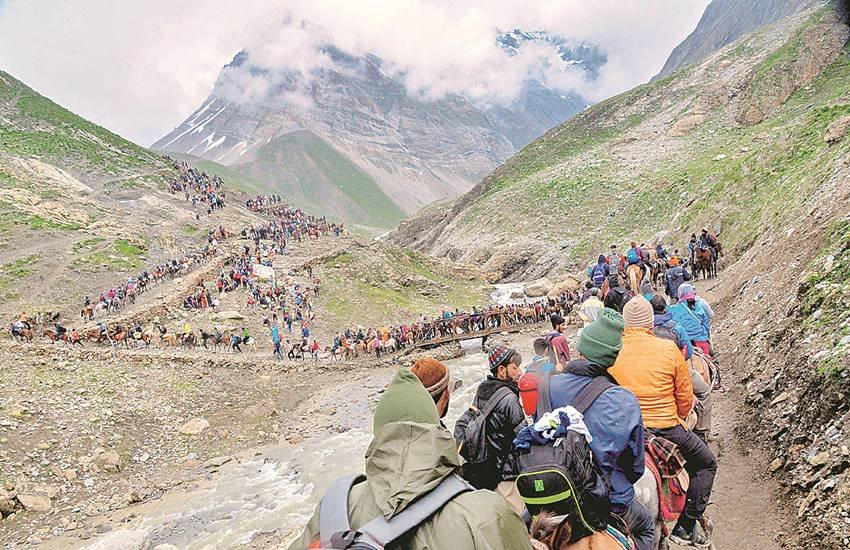 पहलगाम में शुक्रवार को अमरनाथ यात्री पवित्र गुफा की ओर बढ़ते हुए।