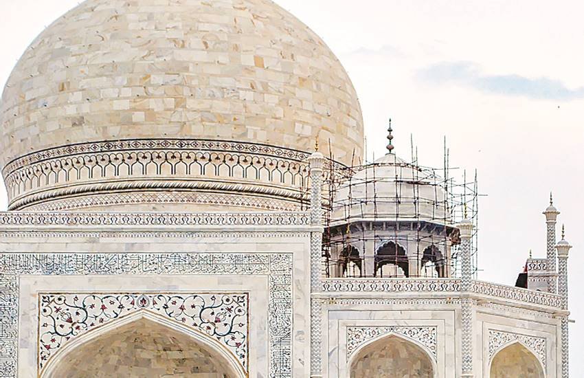 उत्तर प्रदेश सरकार ने 17वीं सदी के स्मारक ताजमहल की सुरक्षा और संरक्षण के लिए सुप्रीम कोर्ट में मंगलवार को दृष्टिपत्र पेश किया।