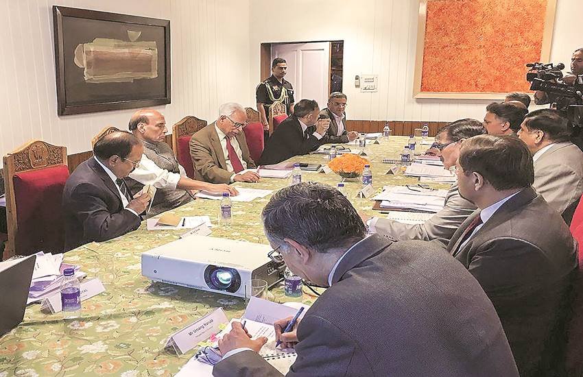 गृह मंत्री राजनाथ सिंह ने कहा कि जम्मू-कश्मीर में शांति और स्थिरता एक ईमानदार, प्रभावी और कुशल प्रशासन से ही लाई जा सकती है।