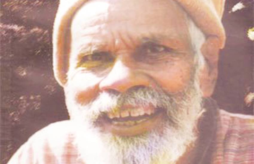 नागार्जुन की काव्य संवेदना के केंद्र में लोक है। अपने गांव, अंचल और परिवेश के प्रति नितांत घनिष्ठता और आत्मीयता का भाव उनकी अनेक कविताओं में व्यक्त हुआ है। 