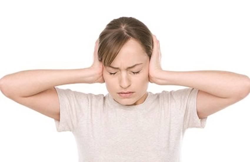 पने कान साफ करने के लिए लोग कई अनोखी चीजों का इस्तेमाल करते हैं। इनमें से कुछ तो बहुत खतरनाक होती हैं। 