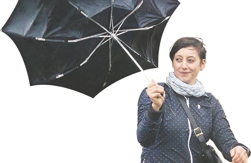 बरसात के मौसम में भी अपने चेहरे पर मॉइस्चराइजर लगाना न भूलें। यह चेहरे को अत्यधिक तेल और मुहासों आदि से दूर रखता है।