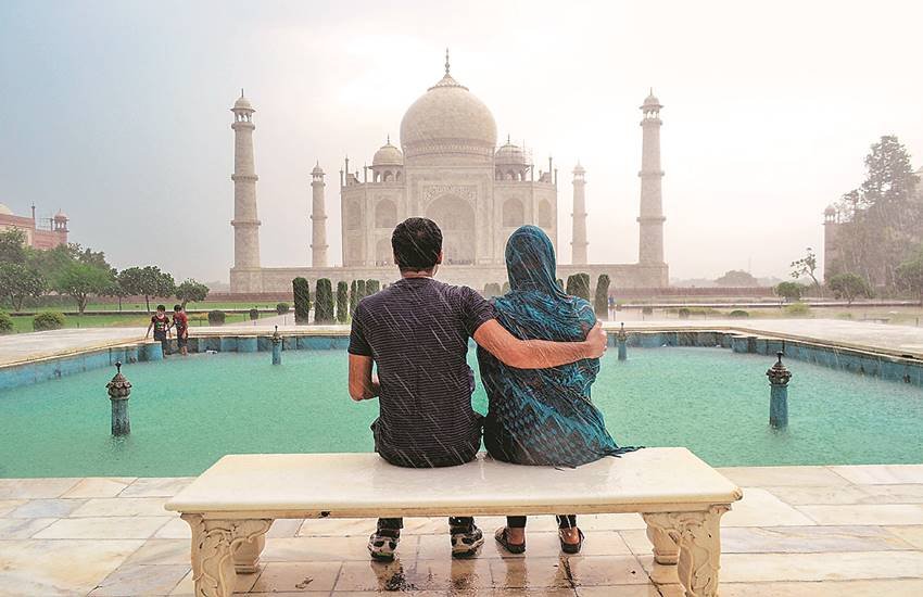 न्यायमूर्ति मदन बी लोकूर और न्यायमूर्ति दीपक गुप्ता के पीठ ने नाराजगी व्यक्त करते हुए कहा- आप (सरकार) ताज को बंद कर सकते हैं।