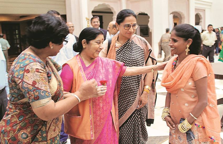 मानव तस्करी की पीड़िता फरीदा से मुलाकात करतीं विदेश मंत्री सुषमा स्वराज और महाराष्ट्रीय महिला आयोग की अध्यक्ष विजया रहाटकर।