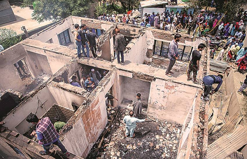 मुठभेड़ के दौरान आतंकियों का ठिकाना बना मकान पूरी तरह ध्वस्त हो गया। तीसरे का शव उस मकान के मलबे में दबा हुआ था, जहां ये आतंकी छिपे हुए थे।