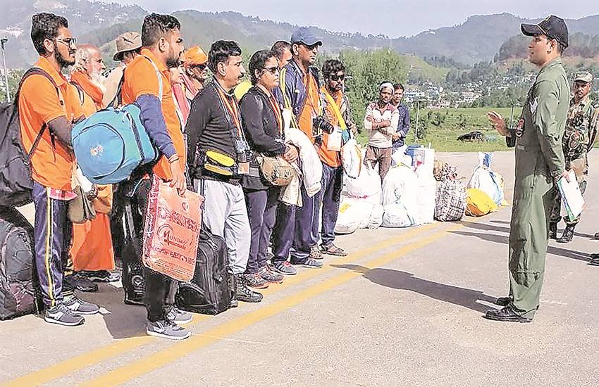 भारतीय दूतावास के एक अधिकारी ने बताया, 250 से ज्यादा लोगों को निकाल कर हिलसा सिमिकोट लाया गया है। उनमें से 158 लोगों को सिमिकोट से नेपालगंज ले जाया गया है। 