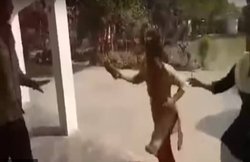 पेट्रोल पंप कर्मचारी की खंभे से बांधकर पिटाई, देते रहे गालियां