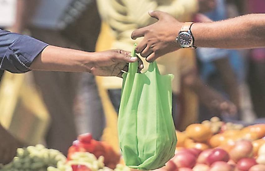 यूपी प्लास्टिक और अन्य जीव अनाशित कूड़ा-कचरा (विनियमन) अधिनियम 2000 के तहत योजना का पहला चरण 15 जुलाई से लागू हो चुका है।