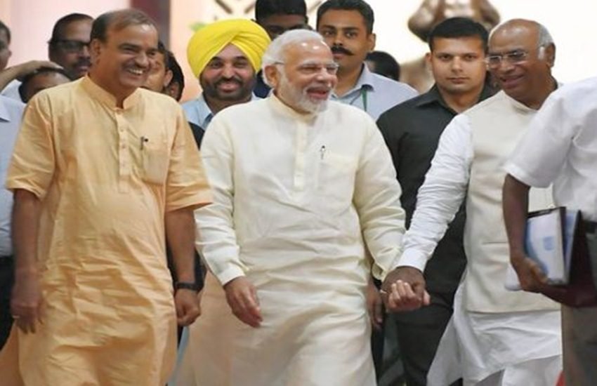 प्रधानमंत्री नरेंद्र मोदी लोकसभा में विपक्षी दल कांग्रेस के नेता मल्लिकार्जुन खड़गे संग हाथों में हाथ डाले संसद भवन पहुंचे। उनके साथ संसदीय कार्य मंत्री अनंत कुमार भी थे। सभी के चेहरे पर मुस्कान थी। 