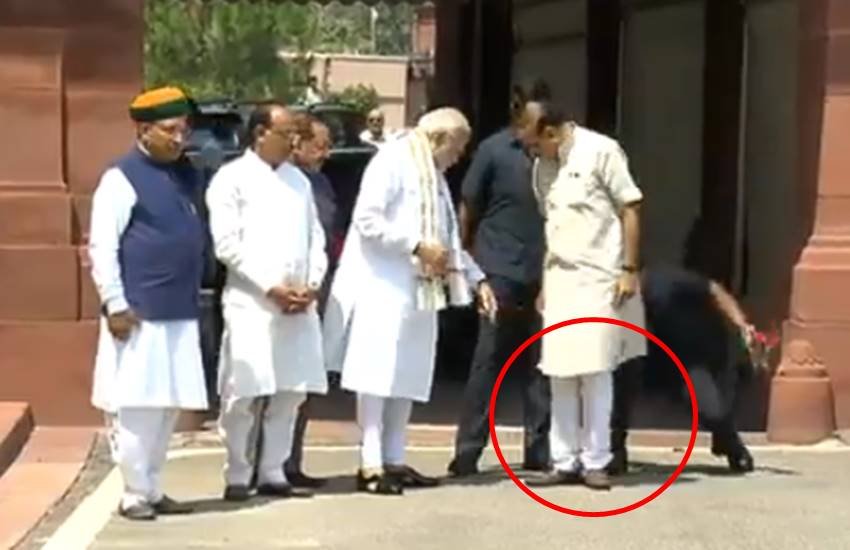 देखें घटना के दौरान कैसा था पीएम का रिएक्शन। (फोटोः टि्वटर) देखें घटना के दौरान कैसा था पीएम का रिएक्शन। (फोटोः टि्वटर)