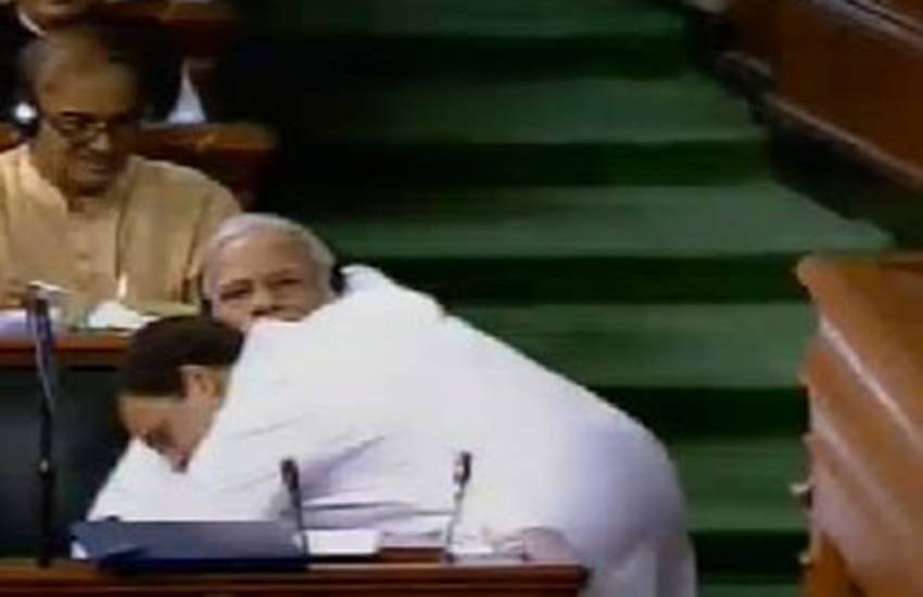 पीएम की सीट पर जाकर उनसे गले मिलते राहुल गांधी। (फोटोः ANI) पीएम की सीट पर जाकर उनसे गले मिलते राहुल गांधी। (फोटोः ANI)